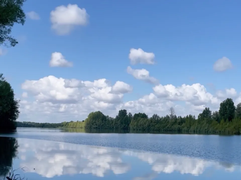 avec des outils et des