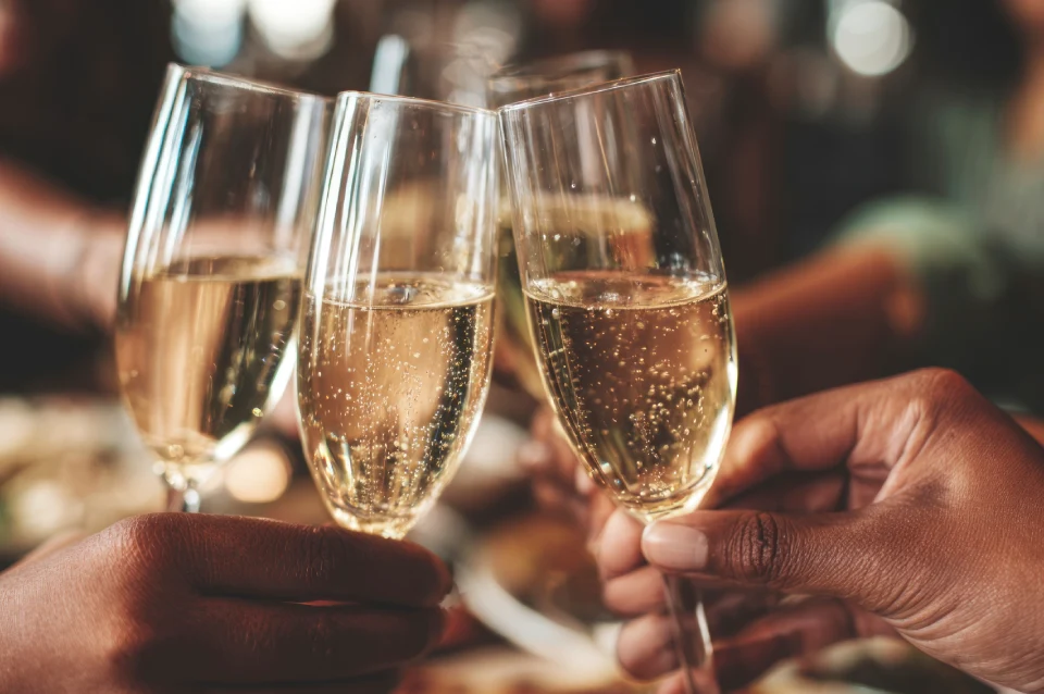 avec des outils et des