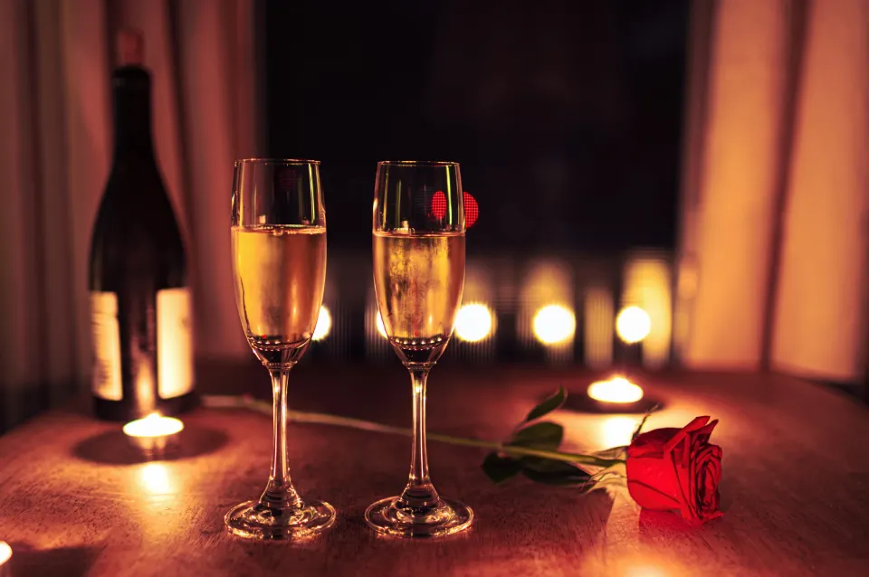 avec des outils et des