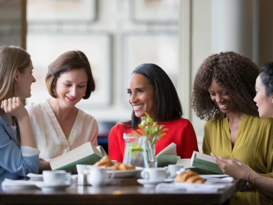 avec des outils et des