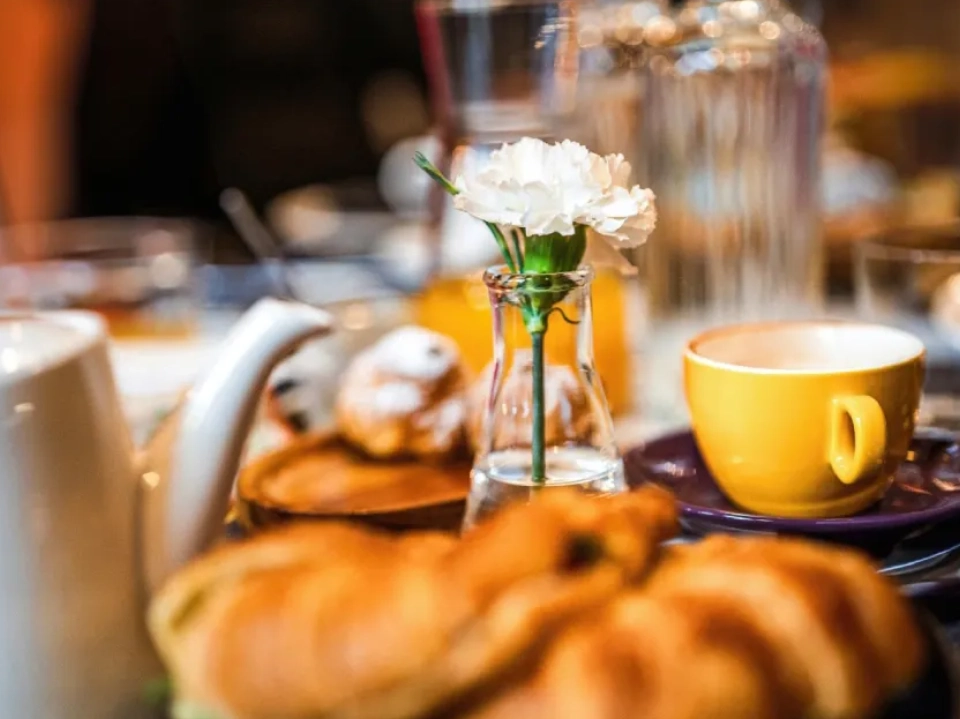 avec des outils et des